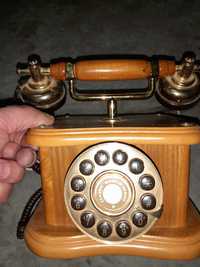 Telefone antigo em madeira