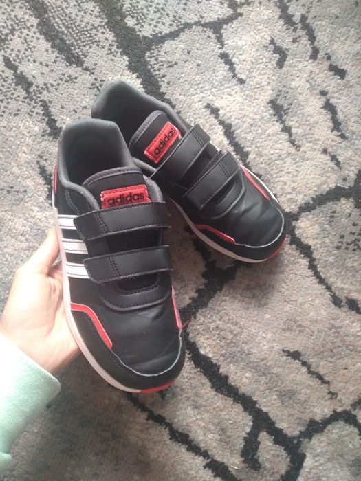 Oryginalne chłopięce buty adidas na rzepy rozmiar 34