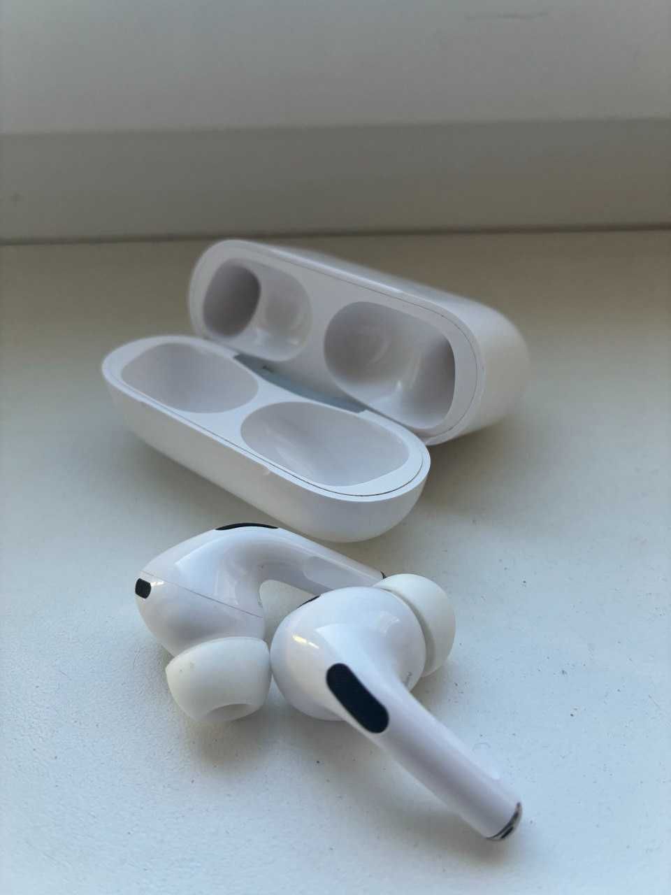 Навушники AirPods Pro 2 із зарядним футляром MagSafe (Lightning)
A2698