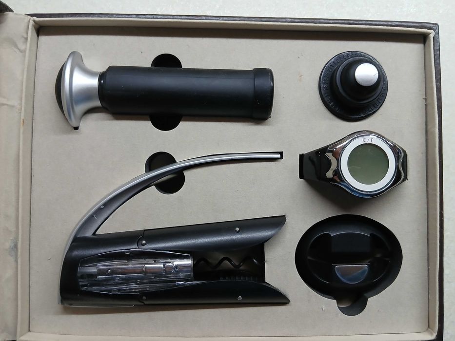 Подарунковий набір аксесуарів для вина