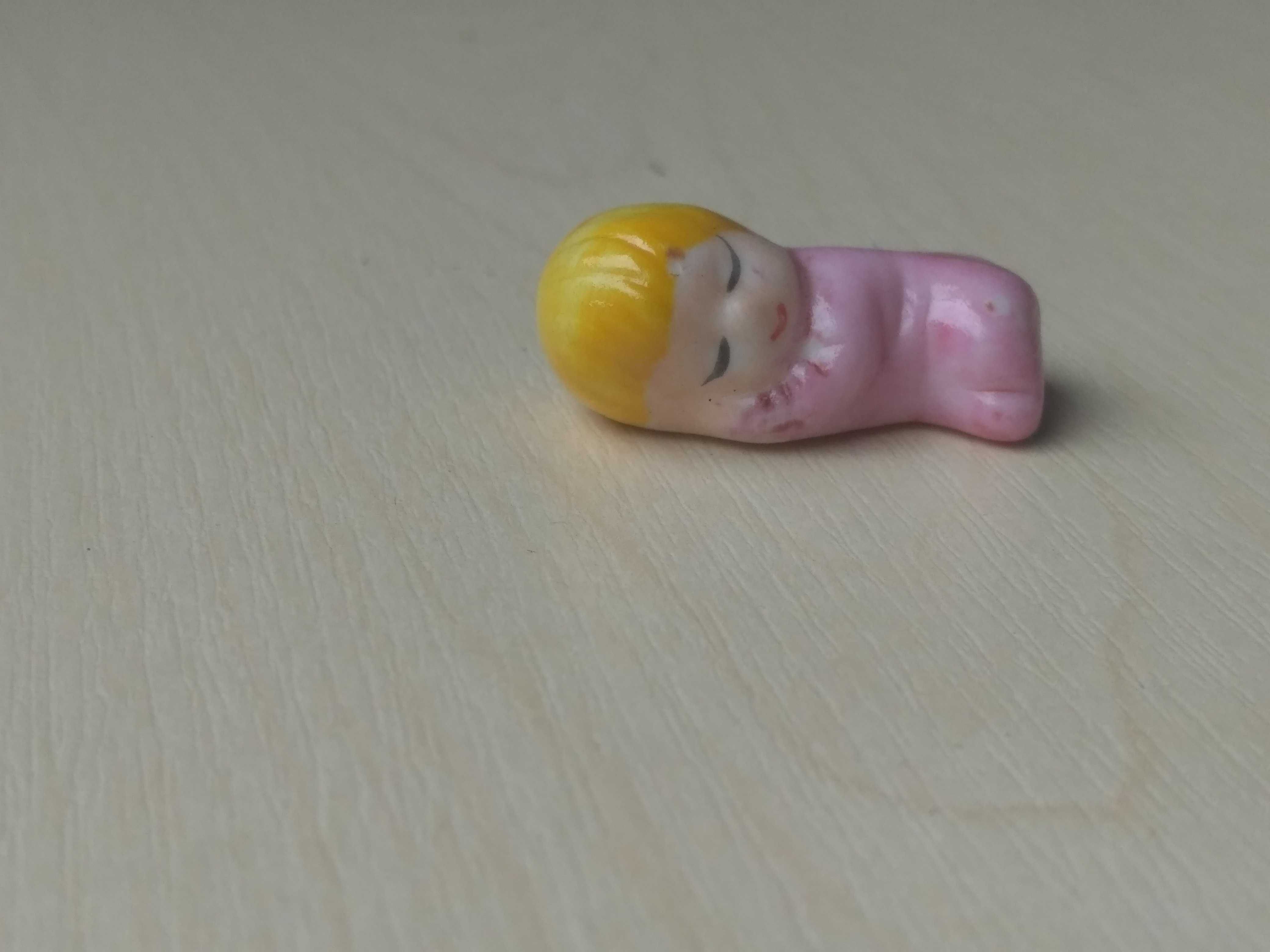 Zabytkowy domek dla lalek Mała porcelanowa figurka śpiącej dziewczynki