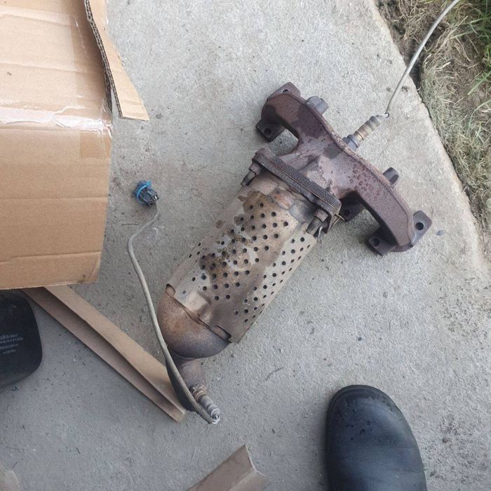 Peugeot 206 1.4 benzyna 8 zaworowy kolektor wydechowy z katalizatorem