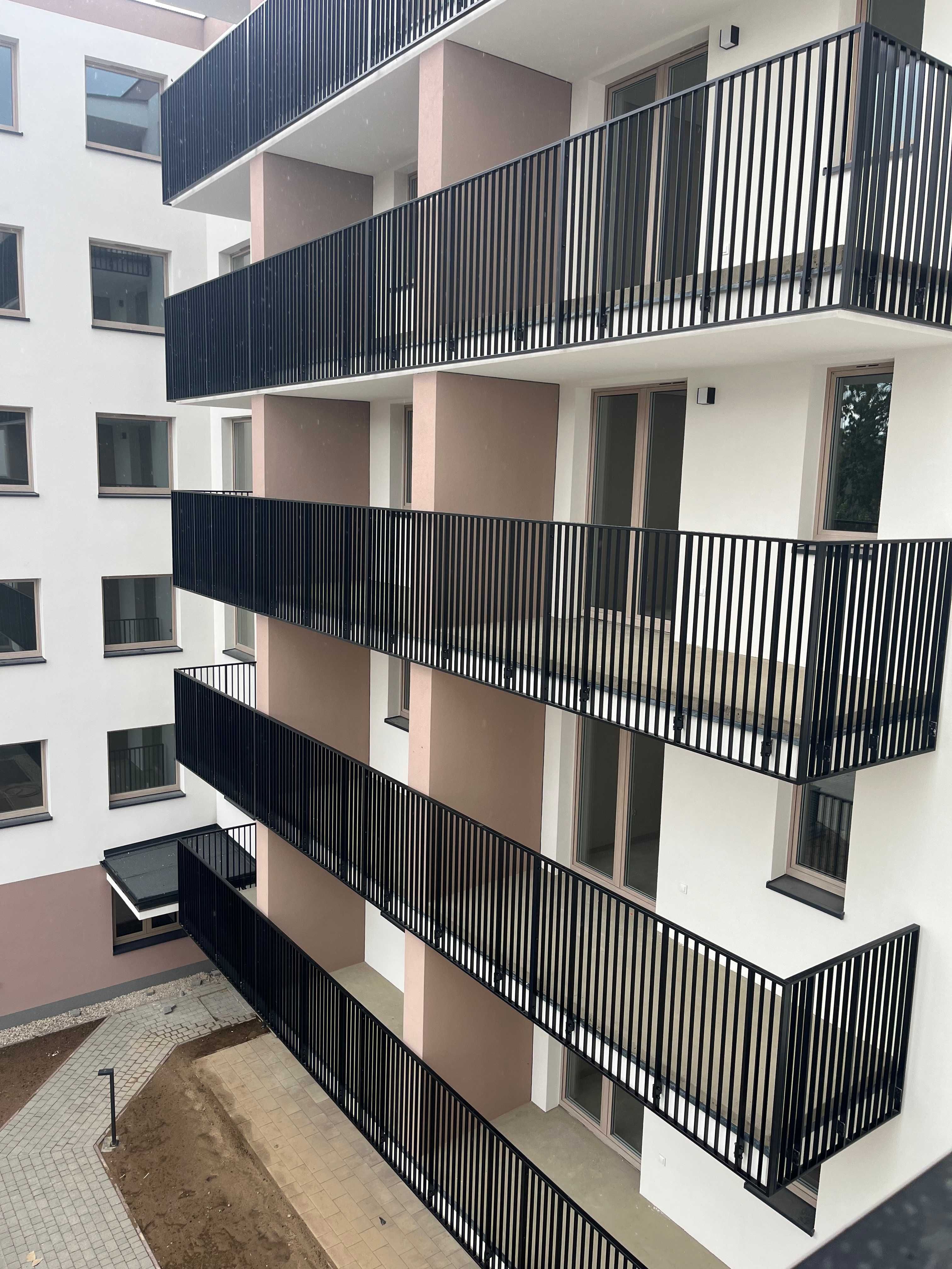 Balustrady balkonowe -szklane, ze stali czarnej i nierdzewnej