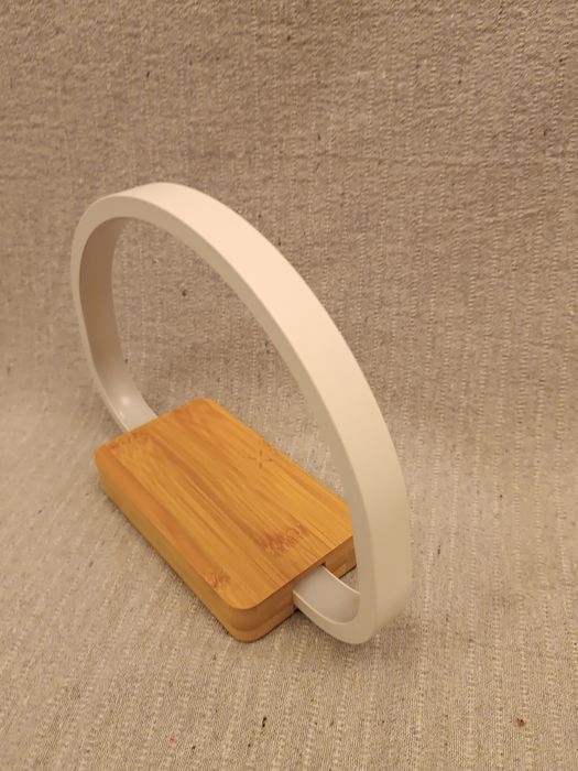 Lampka ze stacją bezprzewodowego ładowania telefonu