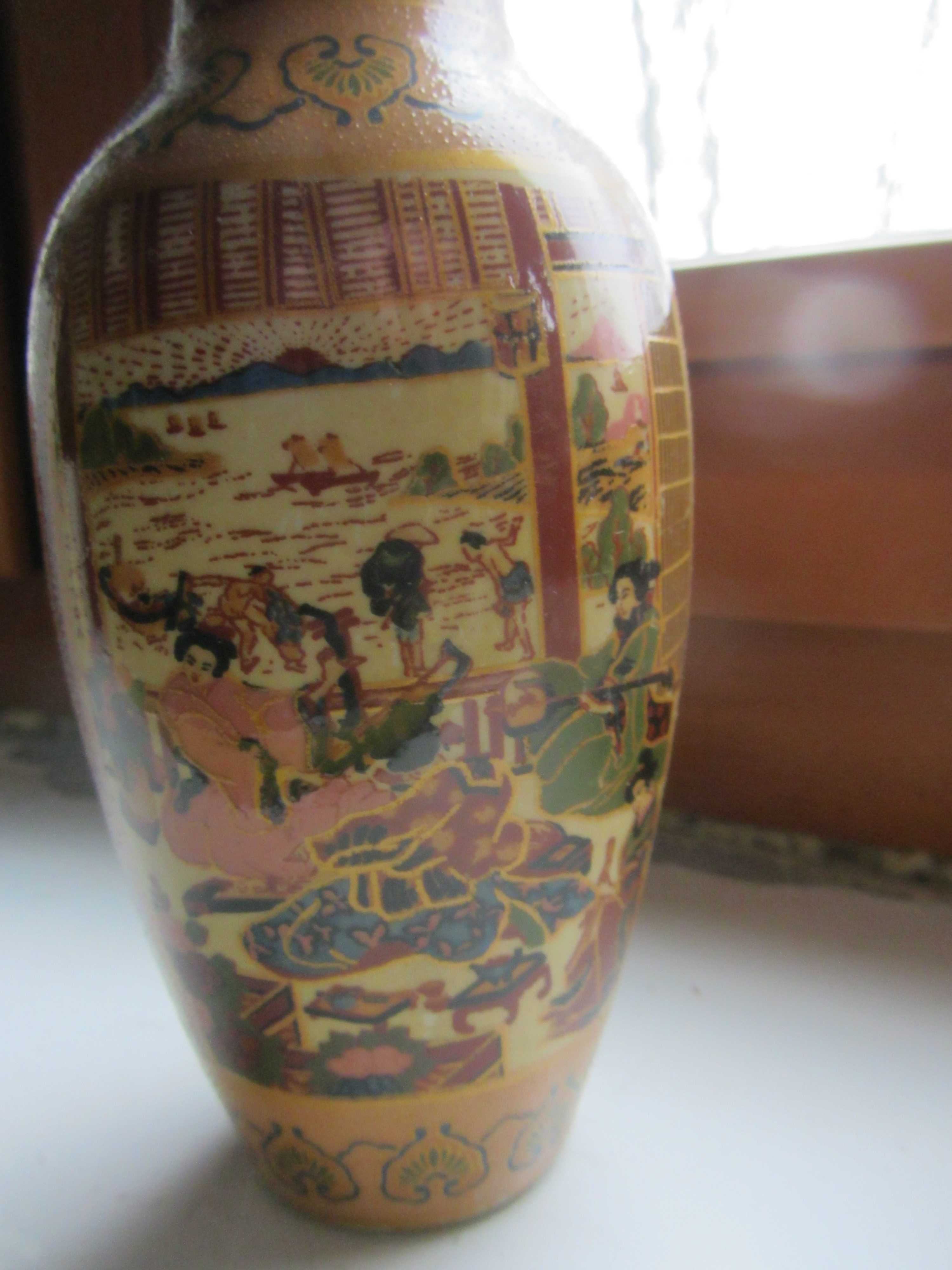 Wazon z chińskiej porcelany, ręcznie malowany sygnowany wysokość 21 cm