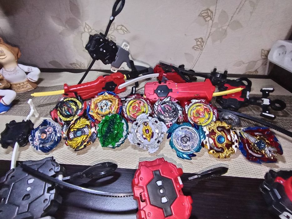 Колекція іграшок Бейблейд (Beyblade) та пускових пристроїв з ареною