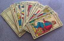 varios conjuntos de cartas de tarot