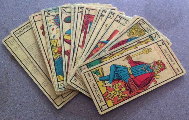 varios conjuntos de cartas de tarot