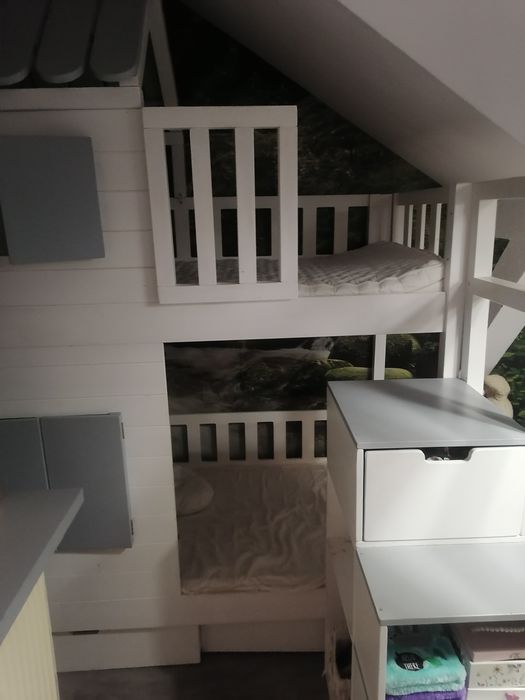 Łóżko piętrowe domek