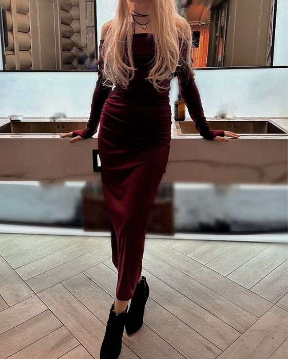 Бордова приталена сукня