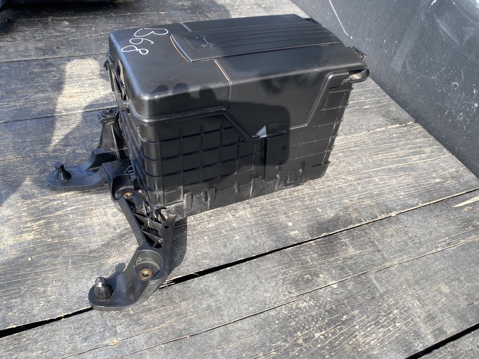 Корпус АКБ площадка акумулятора VW Passat B6 Octavia A5 Golf 5