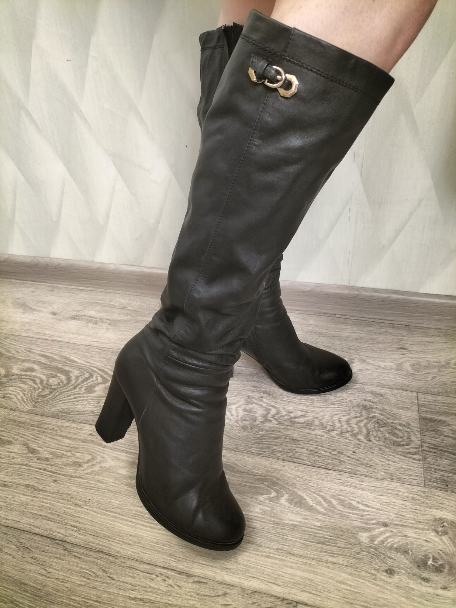 Продам зимние кожаные сапоги 39 р