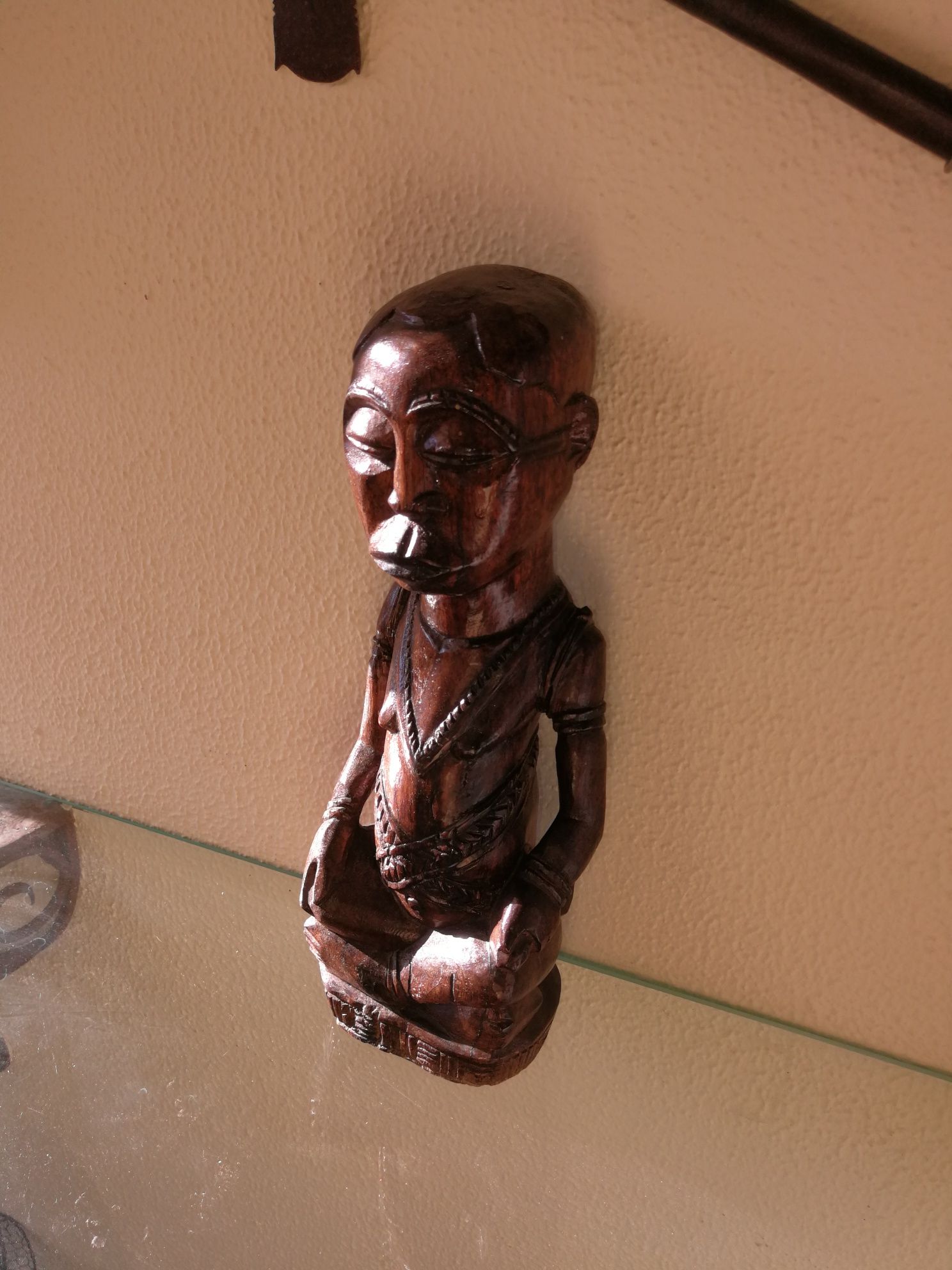 Diversas peças (estatueta), machadinha e duas máscaras) em madeira tro