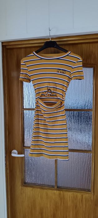 Sukienka z odkrytym brzuchem