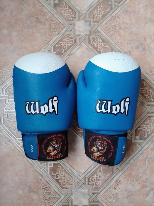 Боксёрские перчатки WOLF. Для бокса боевых искусств. Бинты в подарок.
