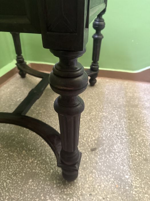 Antyczny stół z XVII wieku