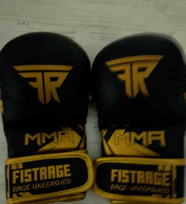 Спорт товари . Рукавиці бокс 2 шт Мма, капи бинти все по 3шт