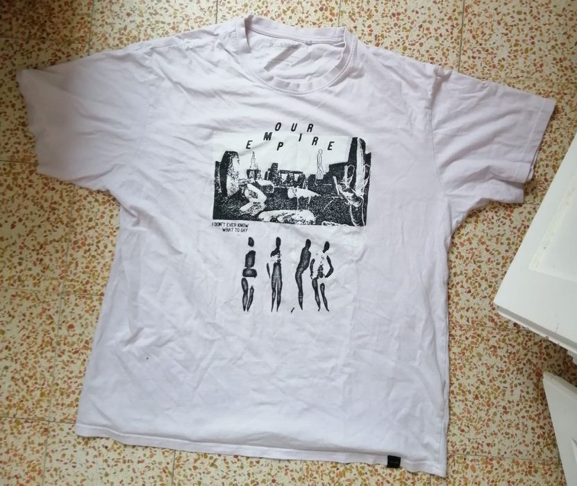 T-shirt estampada a 8 euros semi -novo