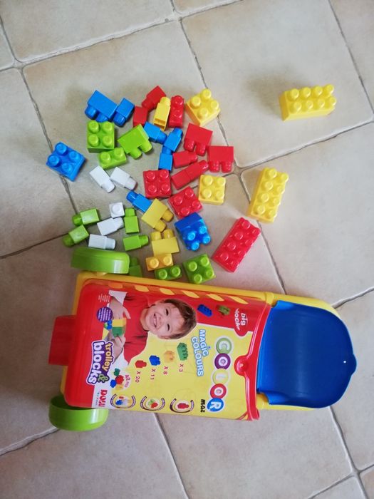 Carrinho trolley com peças tipo Lego