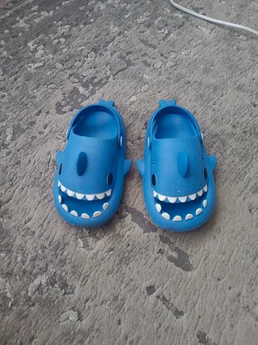 Buty rekinki niebieskie