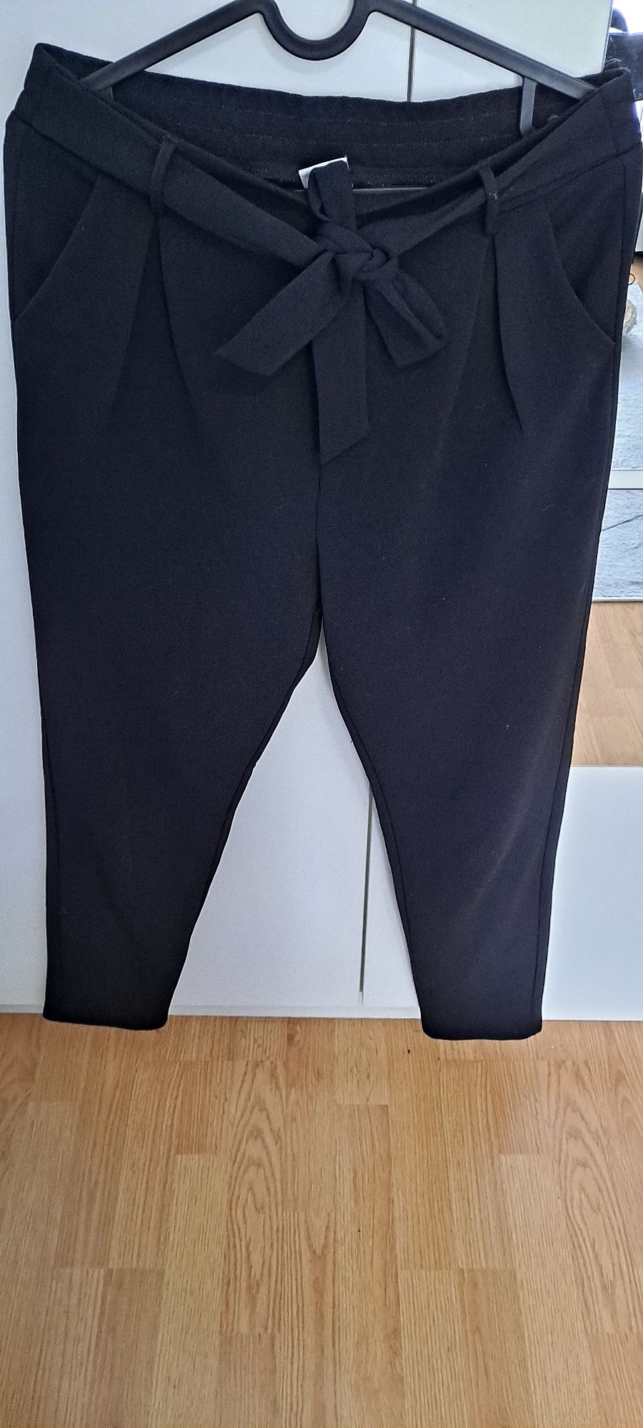Czarne spodnie z paskiem page young r.170 cm