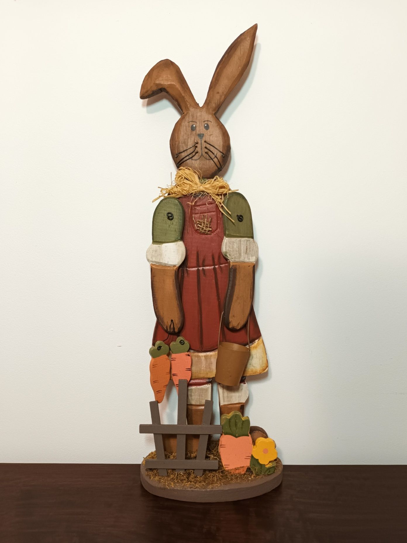 Coelho de madeira decorativo