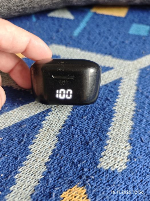 Бездротові навушники BQC-А6 із зарядним пристроєм і цифровим дисплеєм.