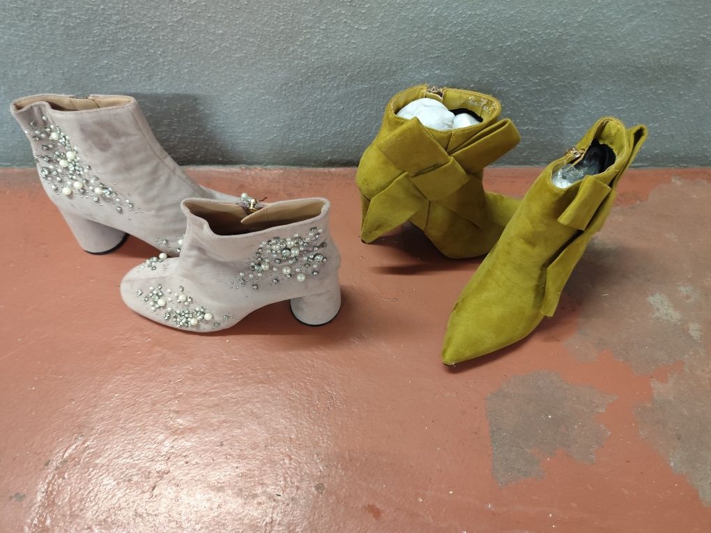 Botas rosa e amarelas