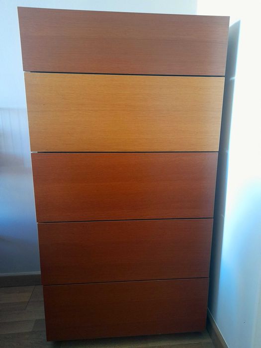 Mobilia de Quarto: cama de casal, 2 mesas de cabeceira, 2 cómodas