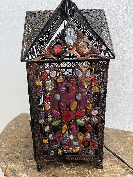 Candeeiro de mesa com pedras