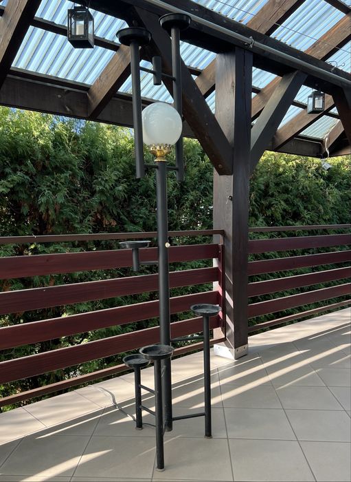 Wysoka lampa - kwietnik tarasowy