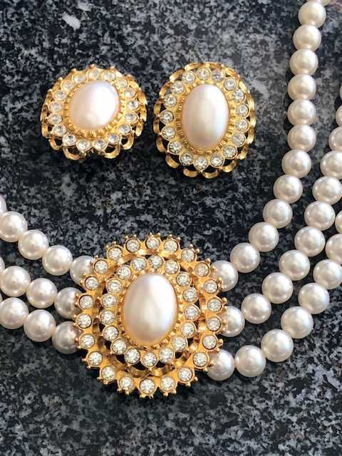 Conjunto de colar e brincos em pérolas tipo majórica e brilhantes
