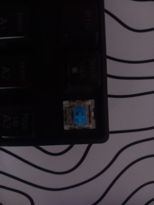 Teclado Mecânico RGB NPLAY – Switches Azuis, Bom Estado