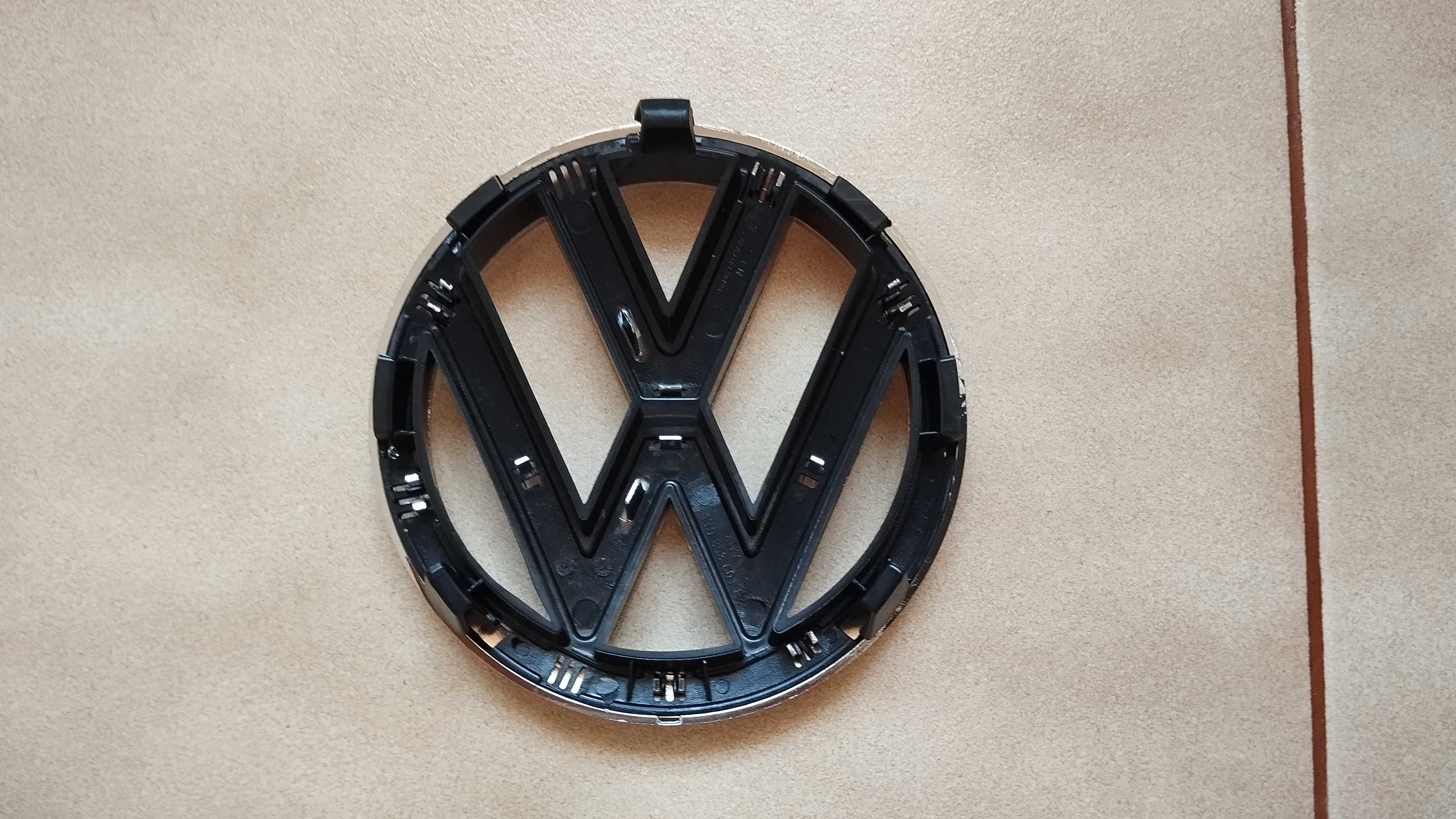 Эмблема решетки радиатора VW Passat CC  B6 B7  Tiguan Golf Touareg