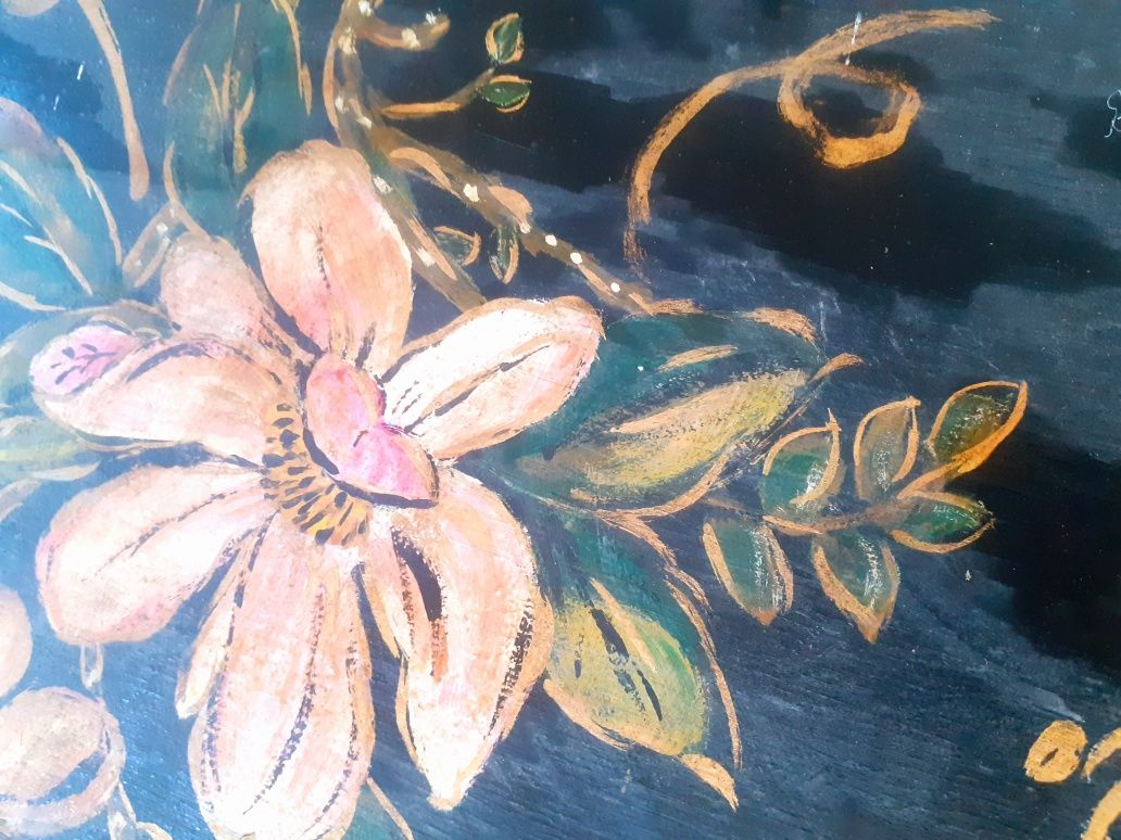 Mesa antiga pintada à mão