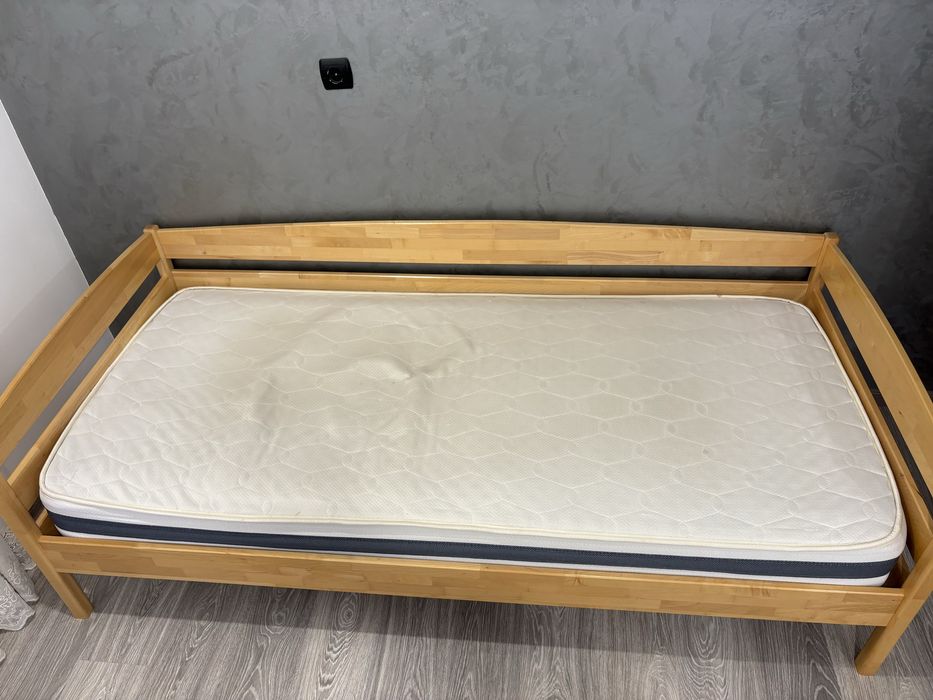 Ліжко з натурального дерева