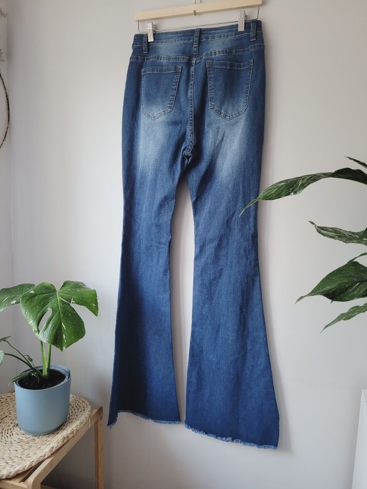 Damskie spodnie jeansowe dzwony rozmiar 40 marki shein.
