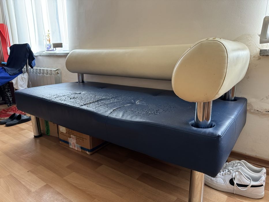 ДИВАН с обивкой из кож. заменителя
