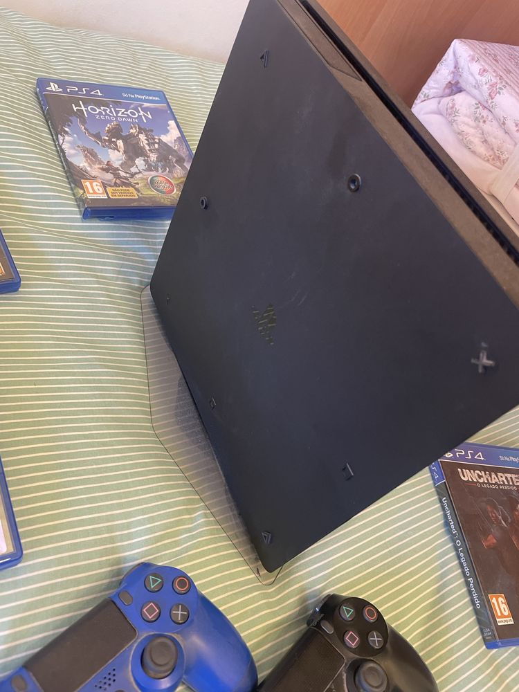 Playstation4 Com dois comando e jogos