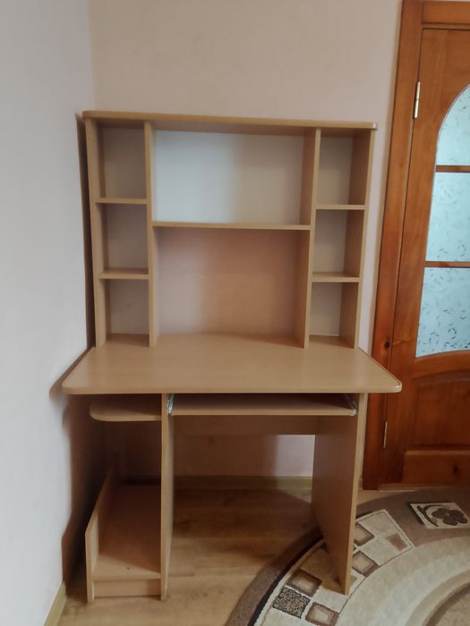 Комп'ютерний стіл