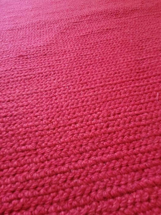 Tapete vermelho escuro /bordeaux em otimo estado