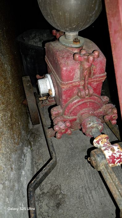 Bomba antiga de tirar agua para jardim