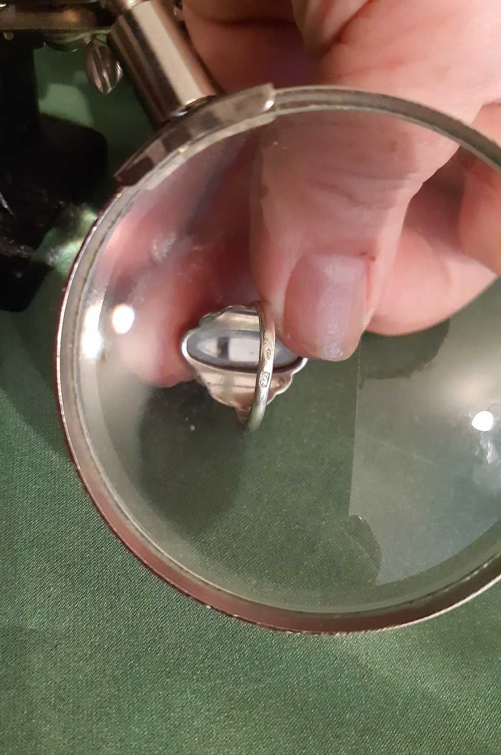 Srebrny pierścionek z owalnym oczkiem - wyrób z dawnych lat