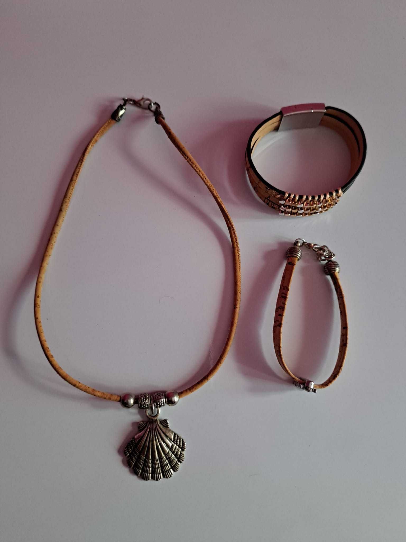 Conjunto bijuteria de cortiça, 1 colar e 2 pulseiras