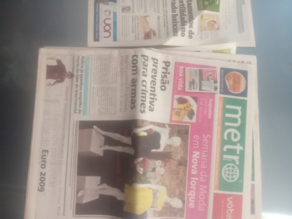 8 jornais O Metro e um folheto San Luís .