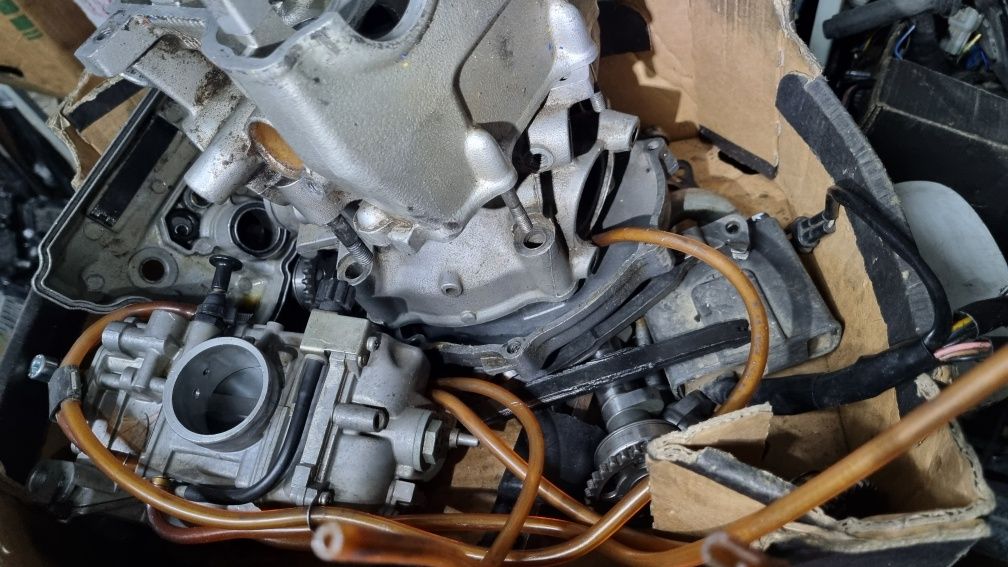 Czesci yzf 400 i 426 skrzynia wał kosz karter gaznik plastiki bak