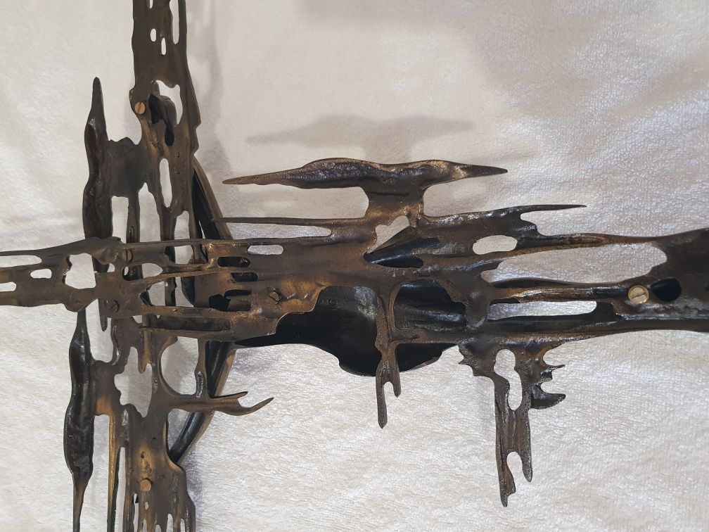 Crucifixo artístico em bronze com design contemporâneo