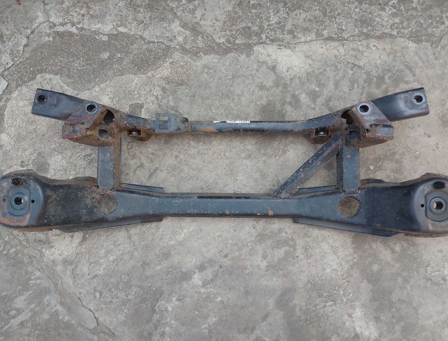 На Ford Focus MK1 Форд Фокус задній підрамник-балка.
