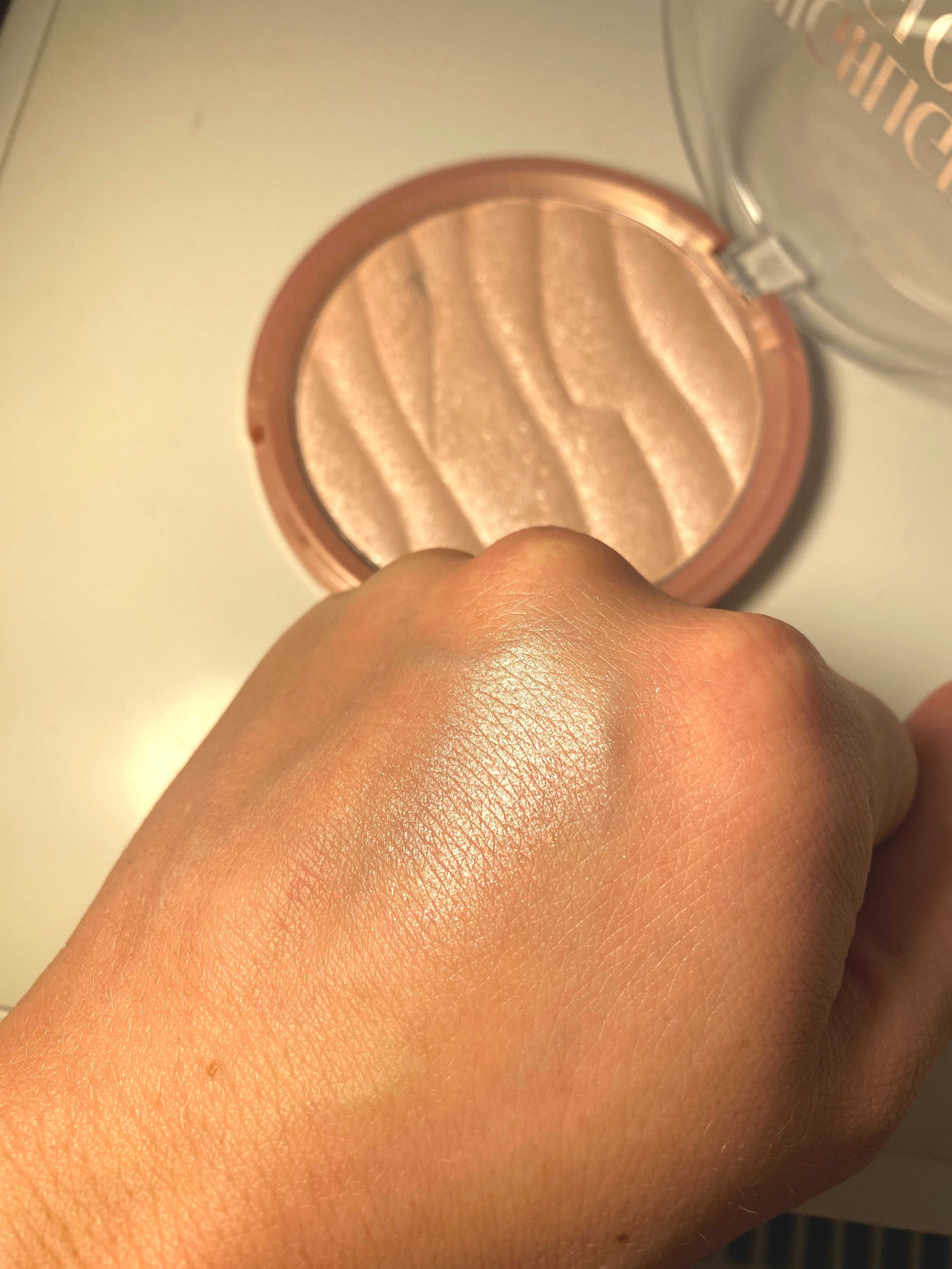 rozświetlacz srebrny do twarzy i ciała Highlight & Glow Max & More
