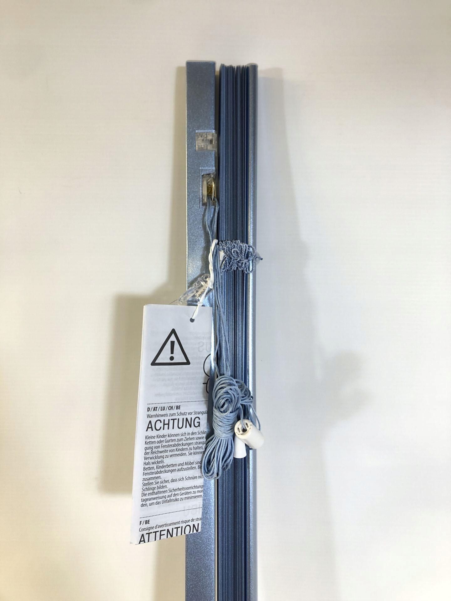 Aluminiowa żaluzja bez wiercenia srebrno-niebieska 160x175 cm